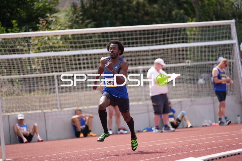 Spike Dominic (293) im Sprint auf der Tartanbahn