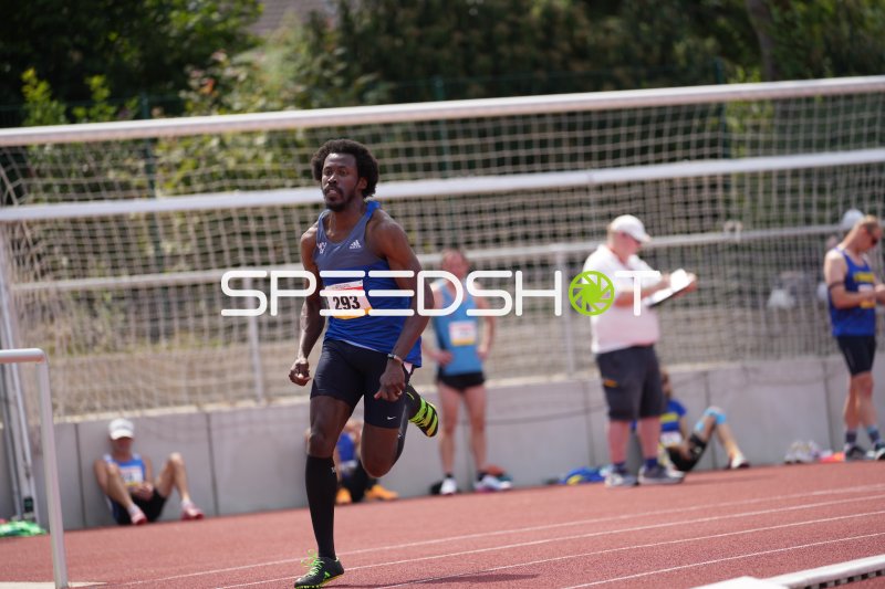 Spike Dominic (293) im Laufsprint auf der Tartanbahn