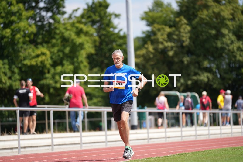 Ulrich Rainer (204) beim Laufen im Sportpark Hattersheim