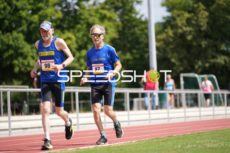 Steinbach Joachim (97) und Steinbach Lothar (98) im Laufen am Sportpark Hattersheim