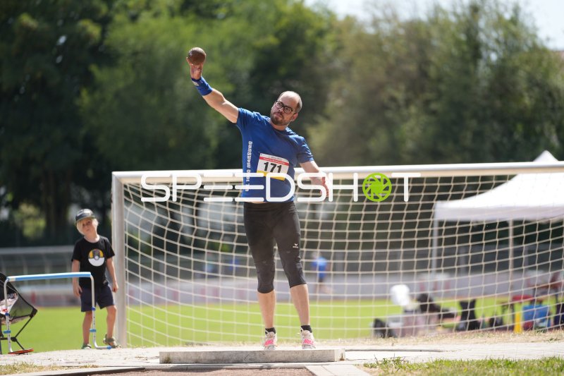 Konrad David (171) beim Kugelstoßen im Sportpark Hattersheim