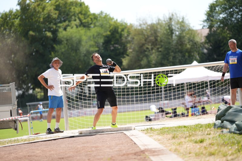 Herbert Markus (184) beim Kugelstoßen im Sportpark Hattersheim