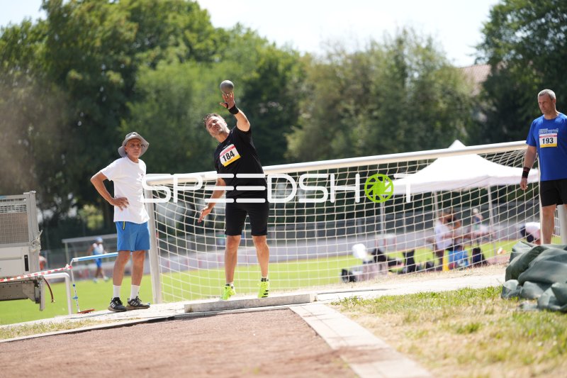Herbert Markus (184) beim Kugelstoßen im Sportpark Hattersheim