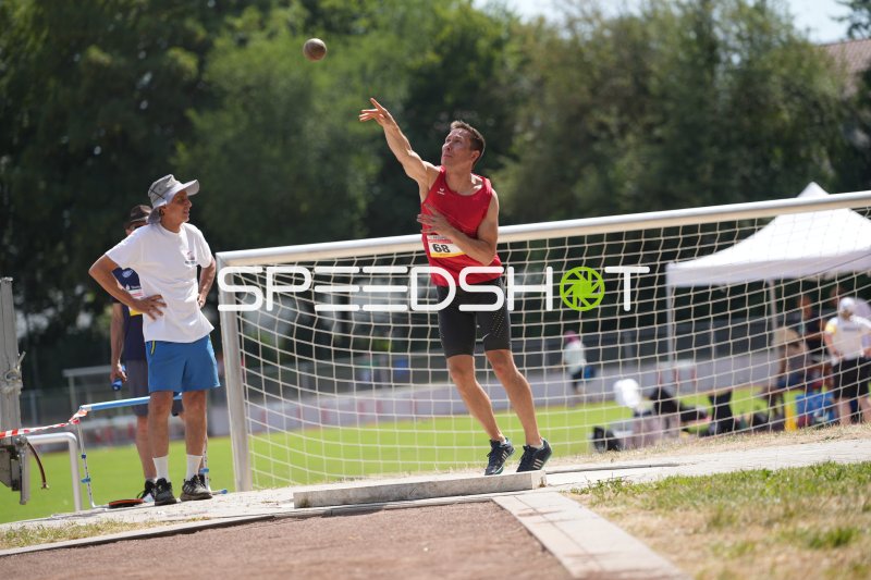 Pasker Markus (68) beim Volleyball-Angriffsschlag im Sportpark Hattersheim