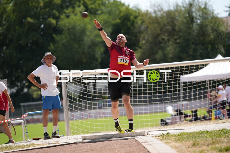 Behle Patrick (115) beim Volleyball-Aufschlag im Sportpark Hattersheim