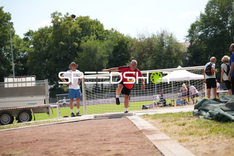 Clös Oliver (40) beim Hochsprung im Sportpark Hattersheim