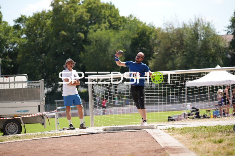 Konrad David (171) beim Kugelstoßen im Sportpark Hattersheim