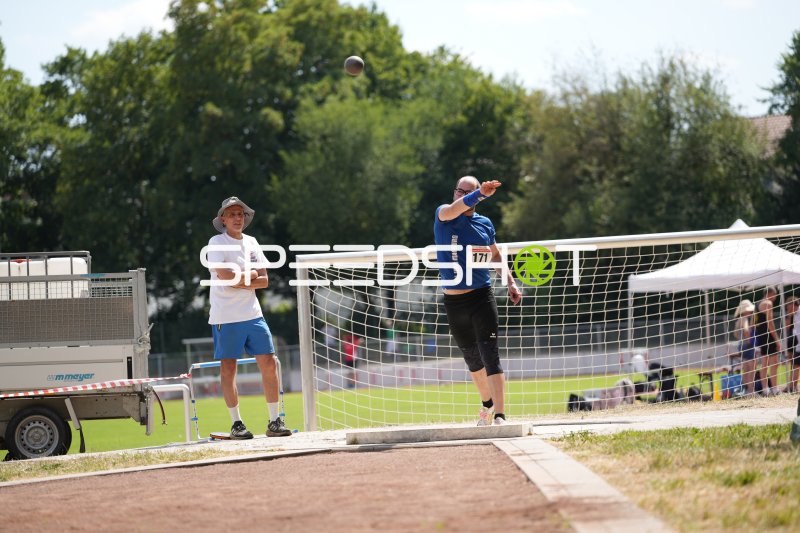 Konrad David (171) beim Kugelstoß im Sportpark Hattersheim