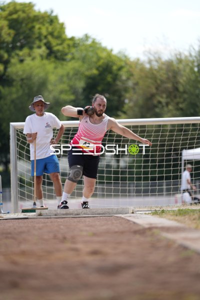 Oberländer Hendrik (43) beim Kugelstoß im Sportpark Hattersheim