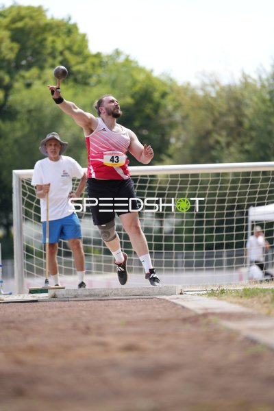 Oberländer Hendrik (43) beim Kugelstoßen im Sportpark Hattersheim