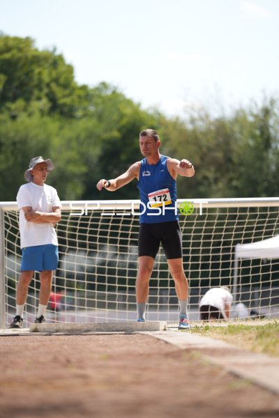 Ernst Moritz (172) beim Kugelstoßen im Sportpark Hattersheim