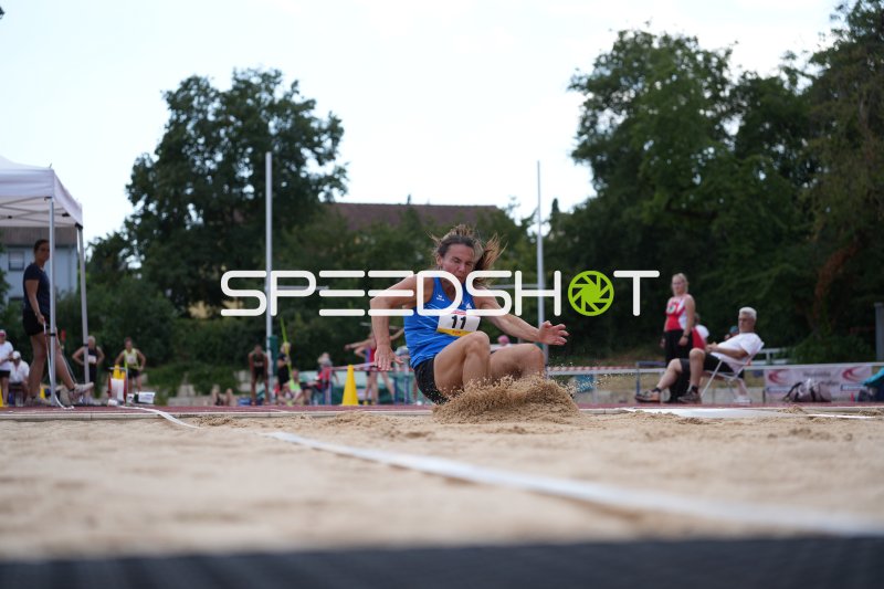 Reuschenbach Anne (11) im Weitsprung am Sportpark Hattersheim