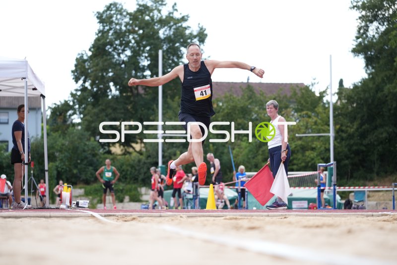 Zinke Stephan (41) im Weitsprung am Sportpark Hattersheim
