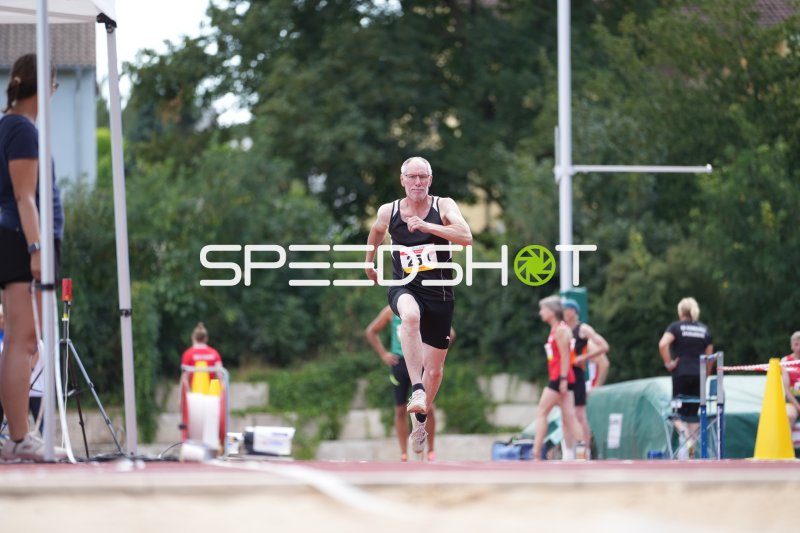 Münchenbach Roland (254) im Mittelstreckenlauf am Sportpark Hattersheim