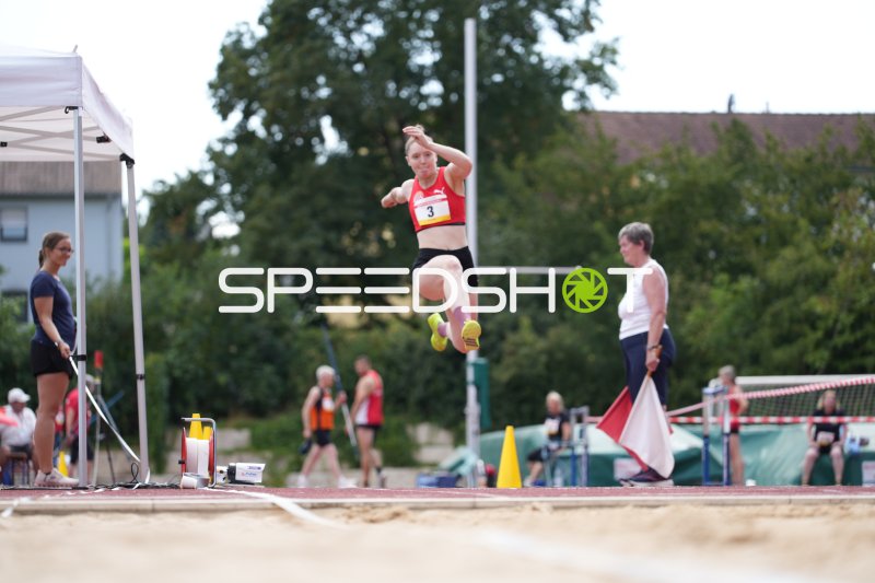 Triendl Lea (3) beim Hochsprung im Sportpark Hattersheim