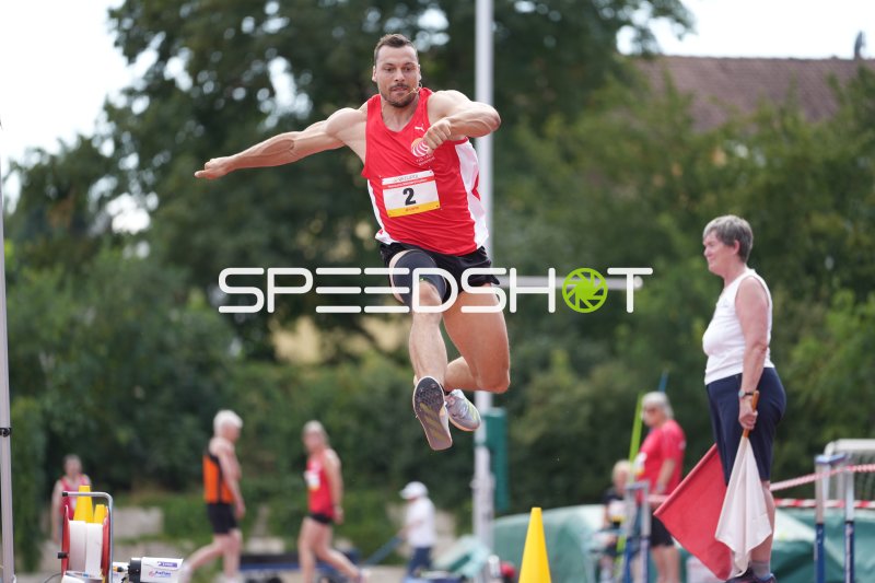 Schmidt Thomas (2) beim Weitsprung im Sportpark Hattersheim