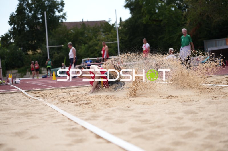 Ein Athlet im Weitsprung-Sandkasten bei Sportpark Hattersheim