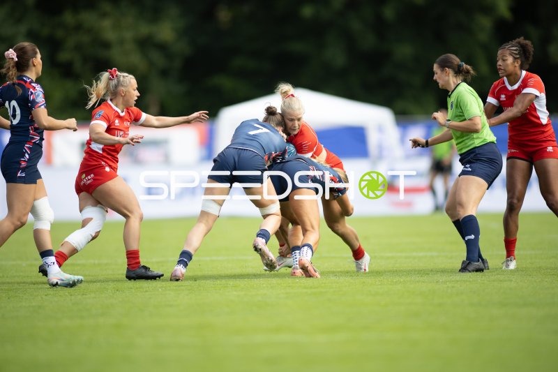 Tackle-Zweikampf bei den Europameisterschaften im Damen-Rugby-Sevens in Hamburg