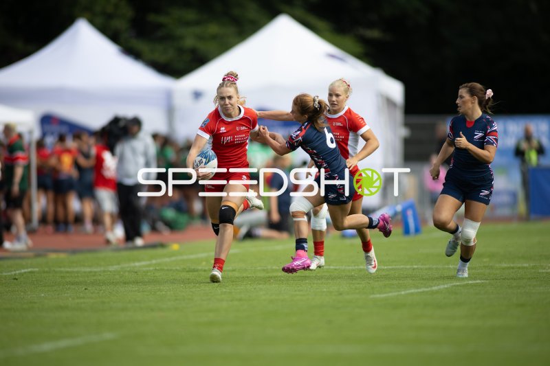 Ballträgerin im Laufduell bei den Rugby-7s-Europameisterschaften in Hamburg