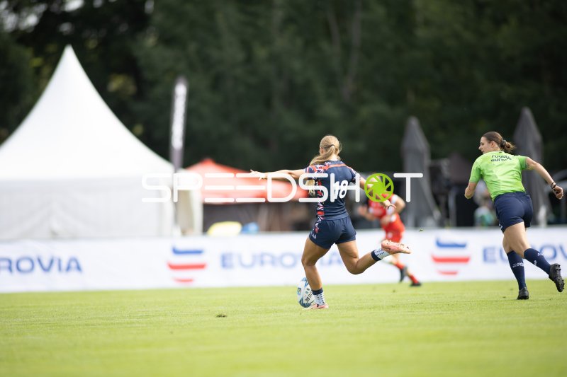 Spielerin (#18) im Laufduell bei Rugby-EM in Hamburg