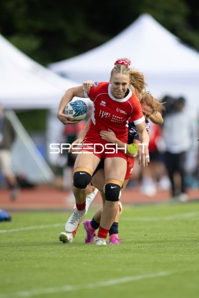 Dänische Spielerin im Zweikampf bei Rugby-EM in Hamburg