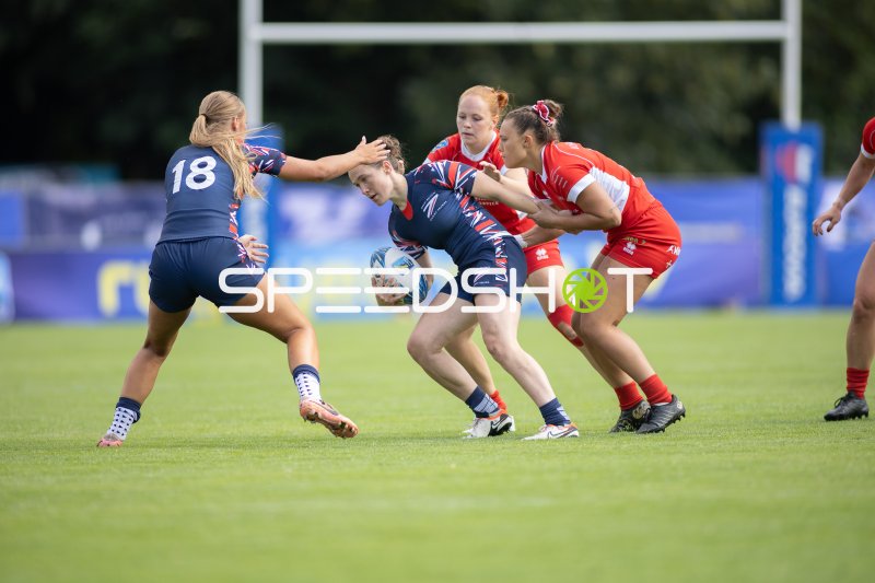 Spielerin (#18; Great Britain) im Zweikampf bei Rugby-EM Hamburg