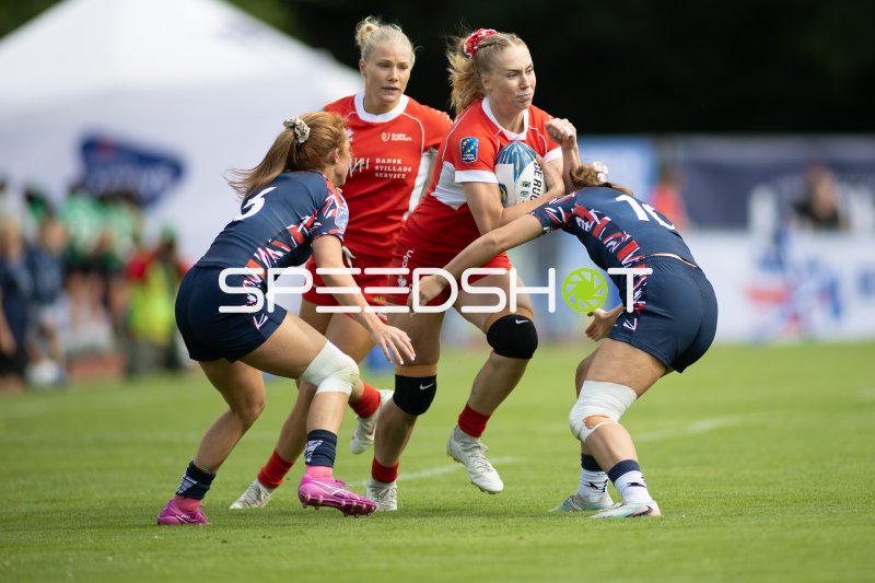 Dänemark-Spielerin mit Ball im Zweikampf bei Rugby-EM Hamburg
