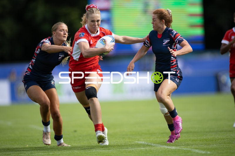 Ballträgerin Dänemark im Zweikampf gegen Great Britain Rugby Sevens