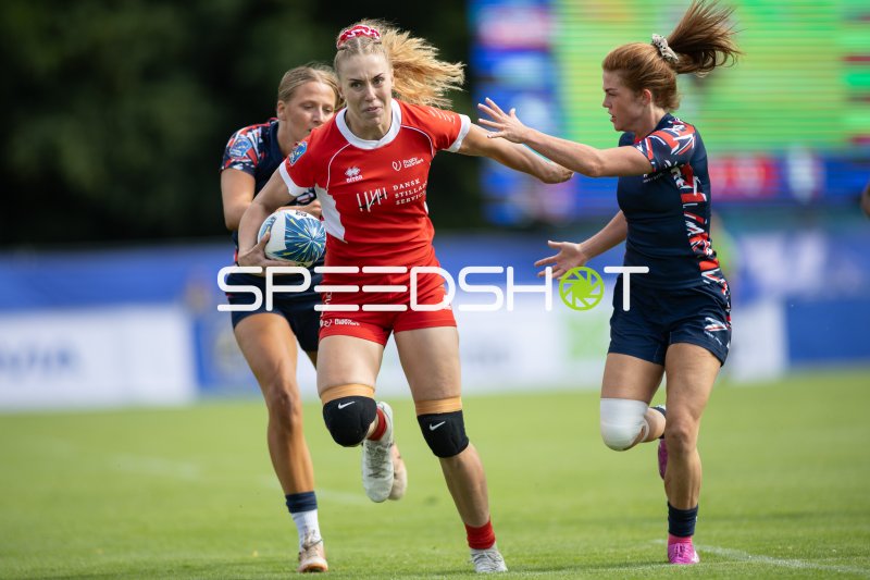 Dänische Rugby-Spielerin bricht durch britische Verteidigung bei EM in Hamburg