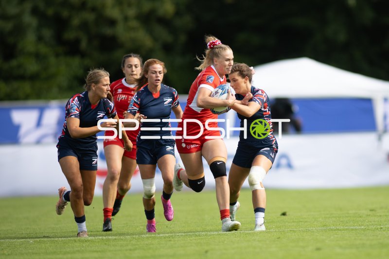 Ballträgerin im Lauf bei Rugby-7s-EM in Hamburg