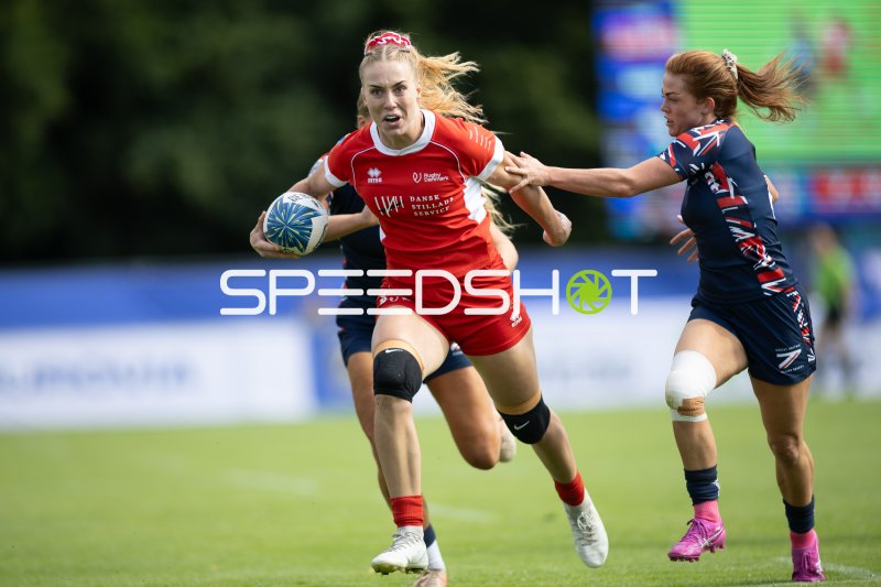 Dänemark-Spielerin mit Ball im Zweikampf gegen Great Britain