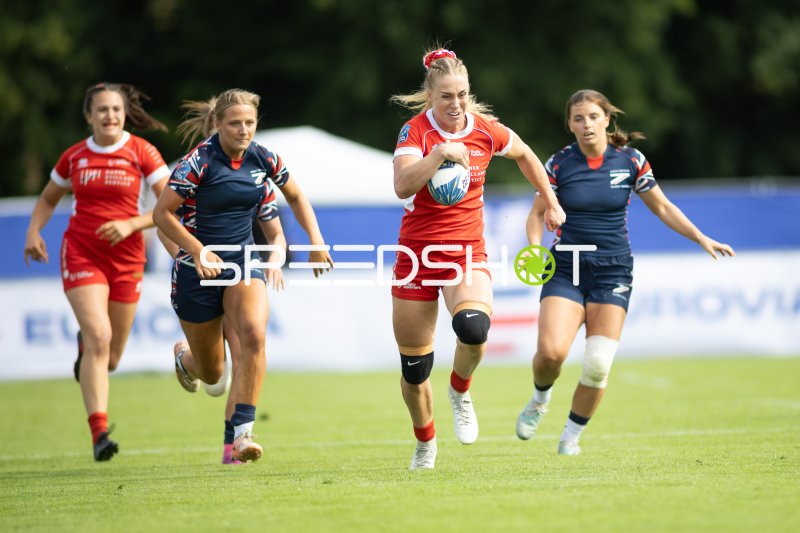 Dänische Spielerin mit Ball bricht durch die Abwehr bei Rugby-EM in Hamburg