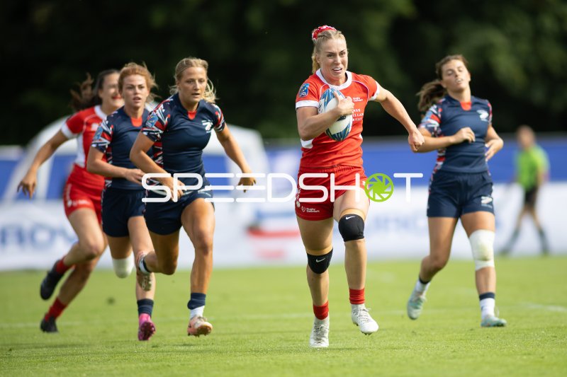 Dänische Spielerin mit Ball beim Durchbruch bei Rugby-EM in Hamburg