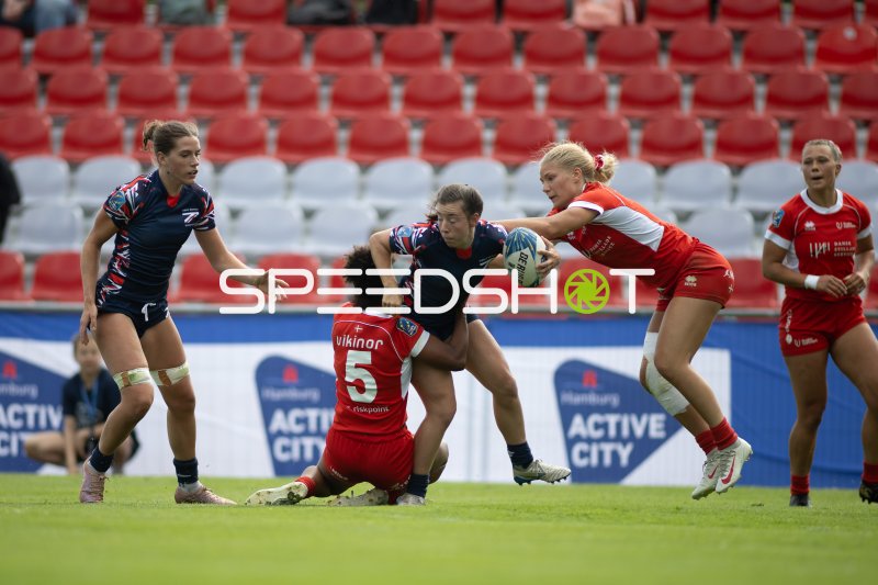 Zweikampf beim Damen-Rugby-7s zwischen Großbritannien und Dänemark in Hamburg