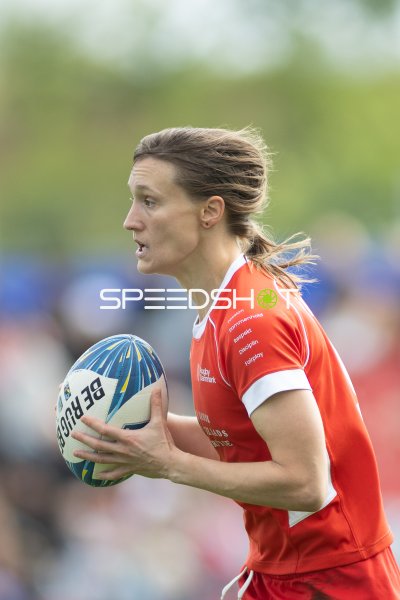 Dänische Spielerin mit Ball bei Rugby-EM in Hamburg