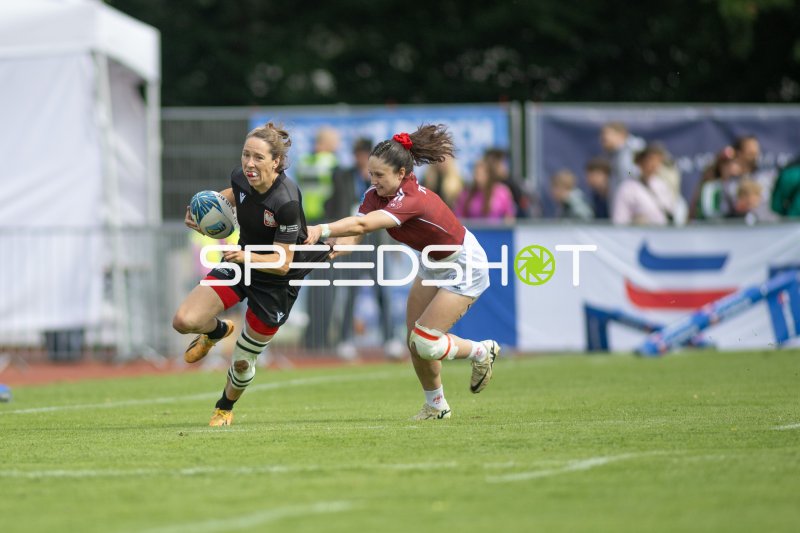 Ballträgerin Polen im Zweikampf bei Rugby-EM in Hamburg