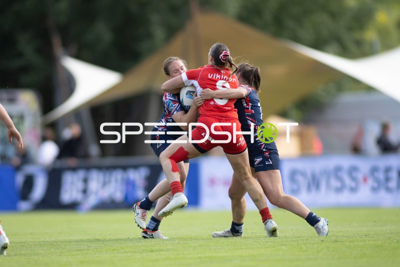 Dänische Spielerin (#9; Dänemark) im Tackle beim Rugby-7s-EM in Hamburg