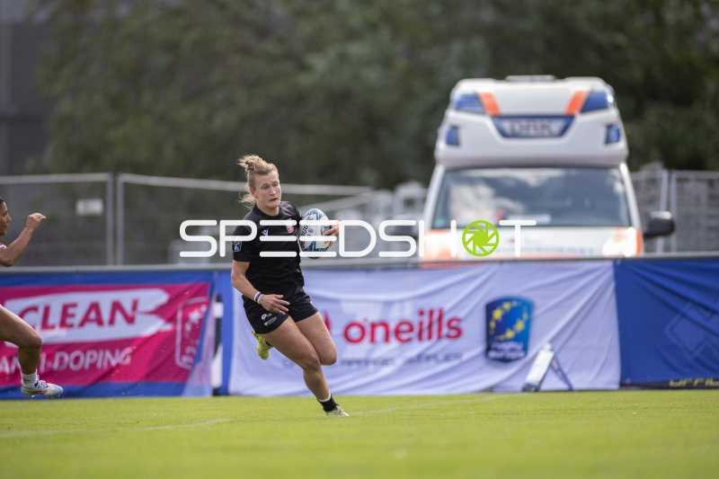 Polnische Spielerin mit Ball beim Rugby-7s-EM-Spiel in Hamburg