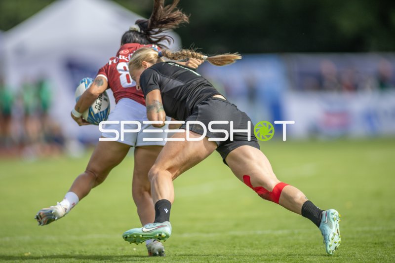 Intensiver Tackle beim Damen-Rugby-Sevens in Hamburg