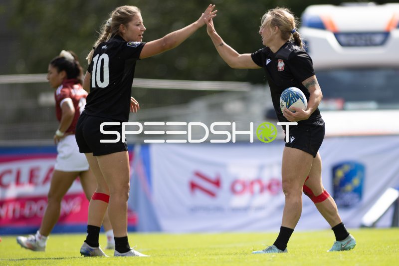 Spielerin (#10; Polen) und Teamkollegin feiern mit High-Five