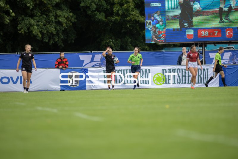 Rugby-Europe-7s EM: Spielerin mit Ball im zweiten Halbzeit-Lauf
