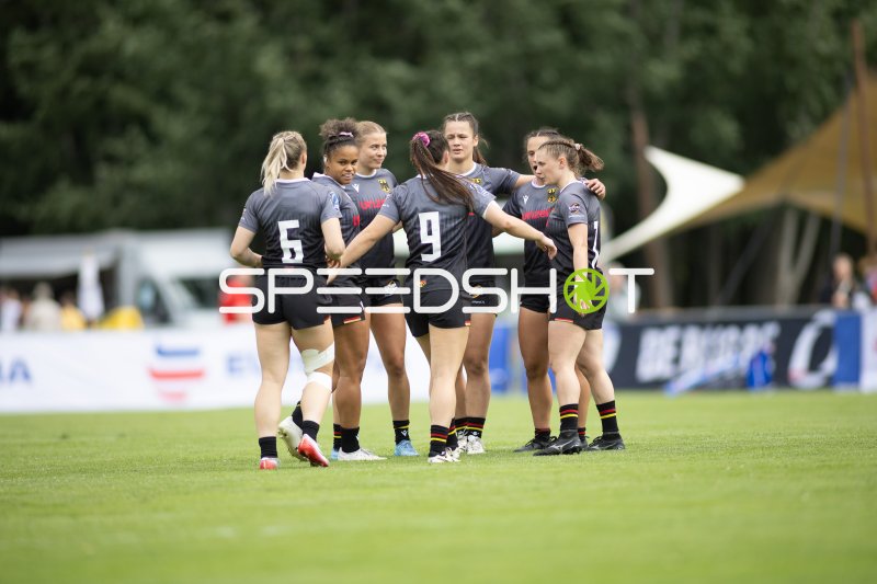 Deutsche Rugby-Damen (#6, #9) in Spielbesprechung bei EM in Hamburg