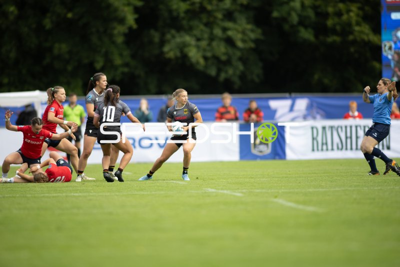Deutschland-Spielerin (#10) mit Ball bei Rugby-7s-EM in Hamburg