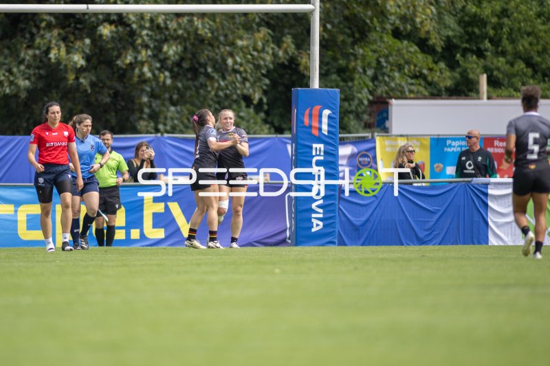 Jubel nach dem Try – zwei Spielerinnen feiern bei der Rugby-EM in Hamburg