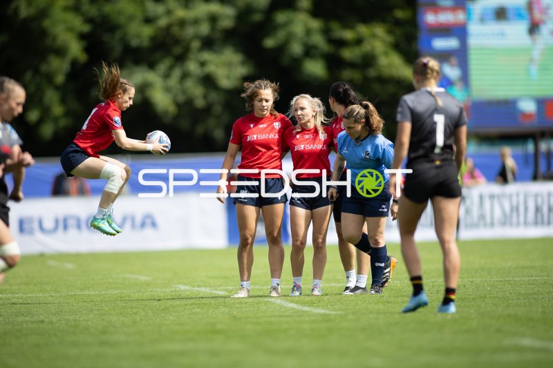 Spielszene bei den Europameisterschaften im Frauen-Rugby-Sevens in Hamburg