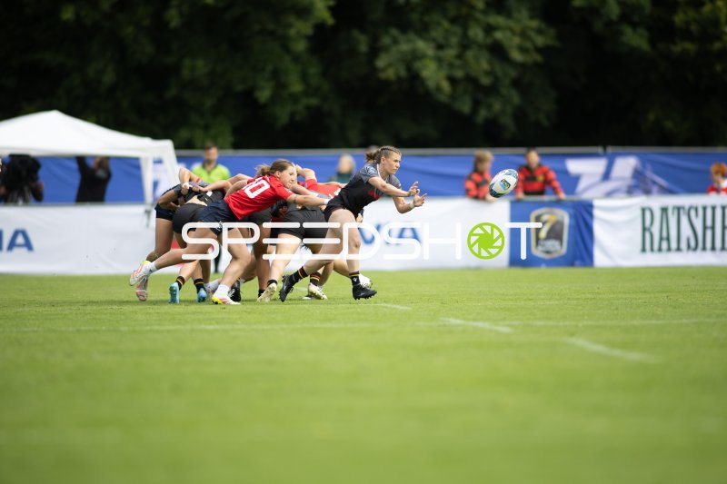Spielzug beim Damen-Rugby-7s: Pass aus dem Gedränge in Hamburg