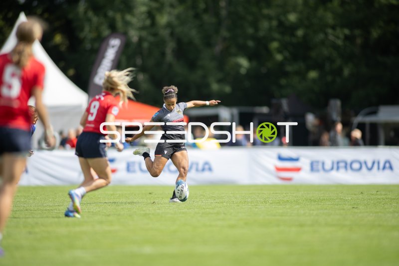 Deutsche Spielerin tritt den Ball bei Rugby-7s-EM in Hamburg