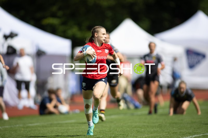 Spielerin im roten Trikot läuft mit Ball bei Rugby-EM in Hamburg