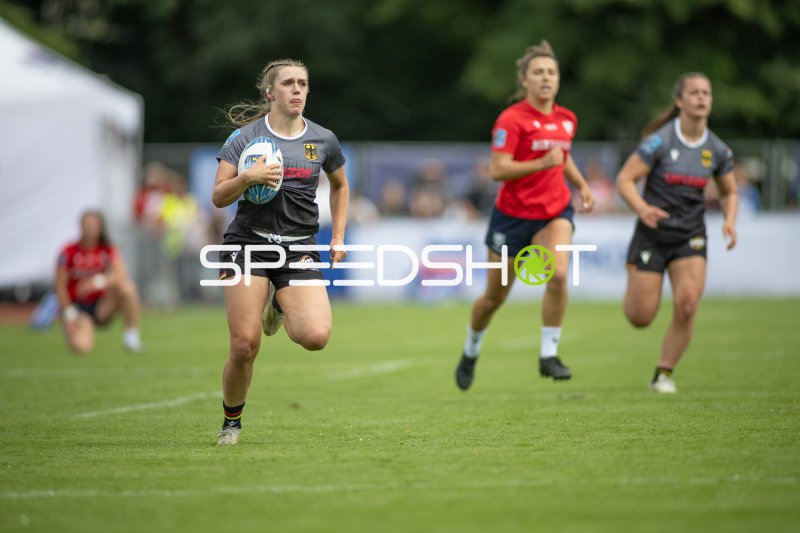 Deutsche Rugbyspielerin mit Ball auf dem Weg zum Try bei der EM in Hamburg