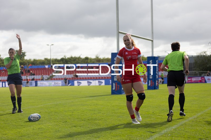 Dänische Spielerin feiert Try bei Rugby-EM in Hamburg